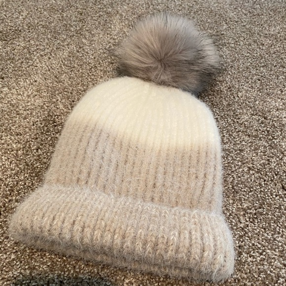 Evereve Accessories - NWT Ombré Beanie. 100% Polyester Faux Fur Beanie